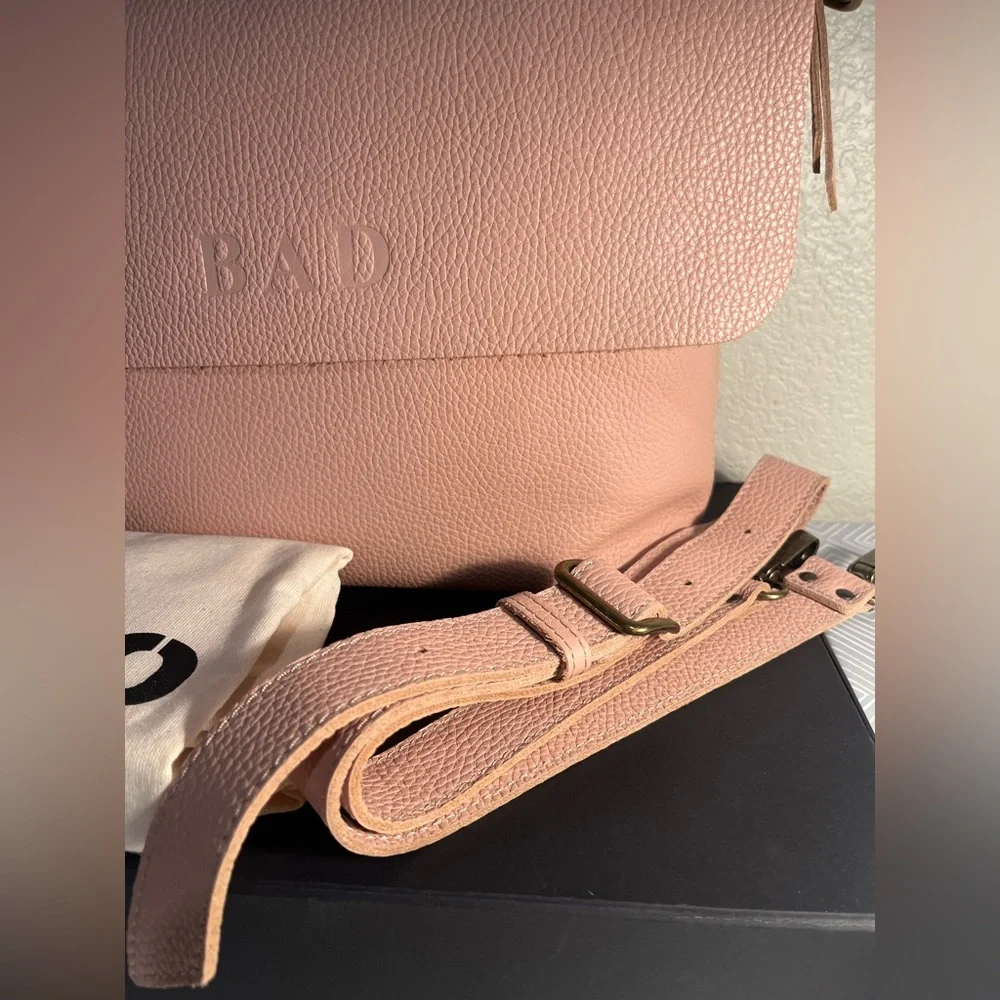 LEATHER PURSE with dust bag & extra strap 🎀🎀🎀🎀🎀🎀🎀🎀🎀🎀🎀🎀🎀🎀🎀🎀🎀🎀🎀 - Picture 4 of 9